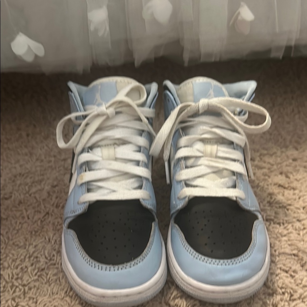 Nike Kids Sky Blue and Black Sneakers Retro High Jordan High Tops